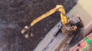 Сверху: Как загружается грузовое судно | Порт переработки металлолома и кислородно-топливная резка