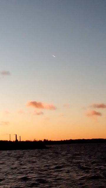 Красивый закат и 2 самолёта в кадре