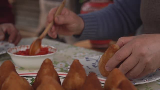 Kənd Həyatı. Куриные булочки по-деревенски смотреть онлайн