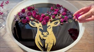 Удивительный стол из эпоксидной смолы с цветами.