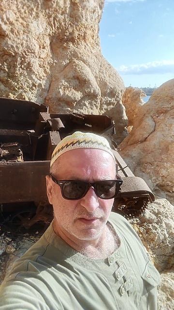 нашёл на берегу Красного моря израильский бронетранспортер Universal Carrier смотреть онлайн