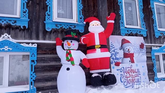 21-12-2025. Жизнь в деревне.Украсили возле дома, поднимаем предновогоднее настроения людям. смотреть онлайн
