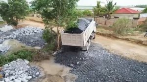 В конечном итоге начинается процесс запуска нового проекта: бульдозер SHANTI толкает камень, самосва