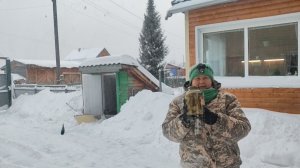 Слазила в погреб, достала запасы. Новый магазин.