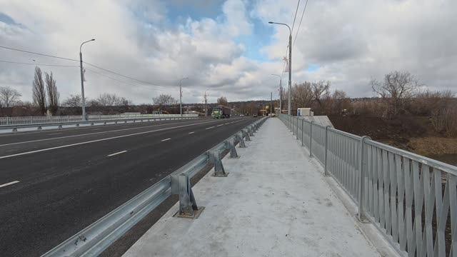 Холодно и ветрено, но мы идем на прогулку по Луганску! Центр - Парк 1 мая. смотреть онлайн