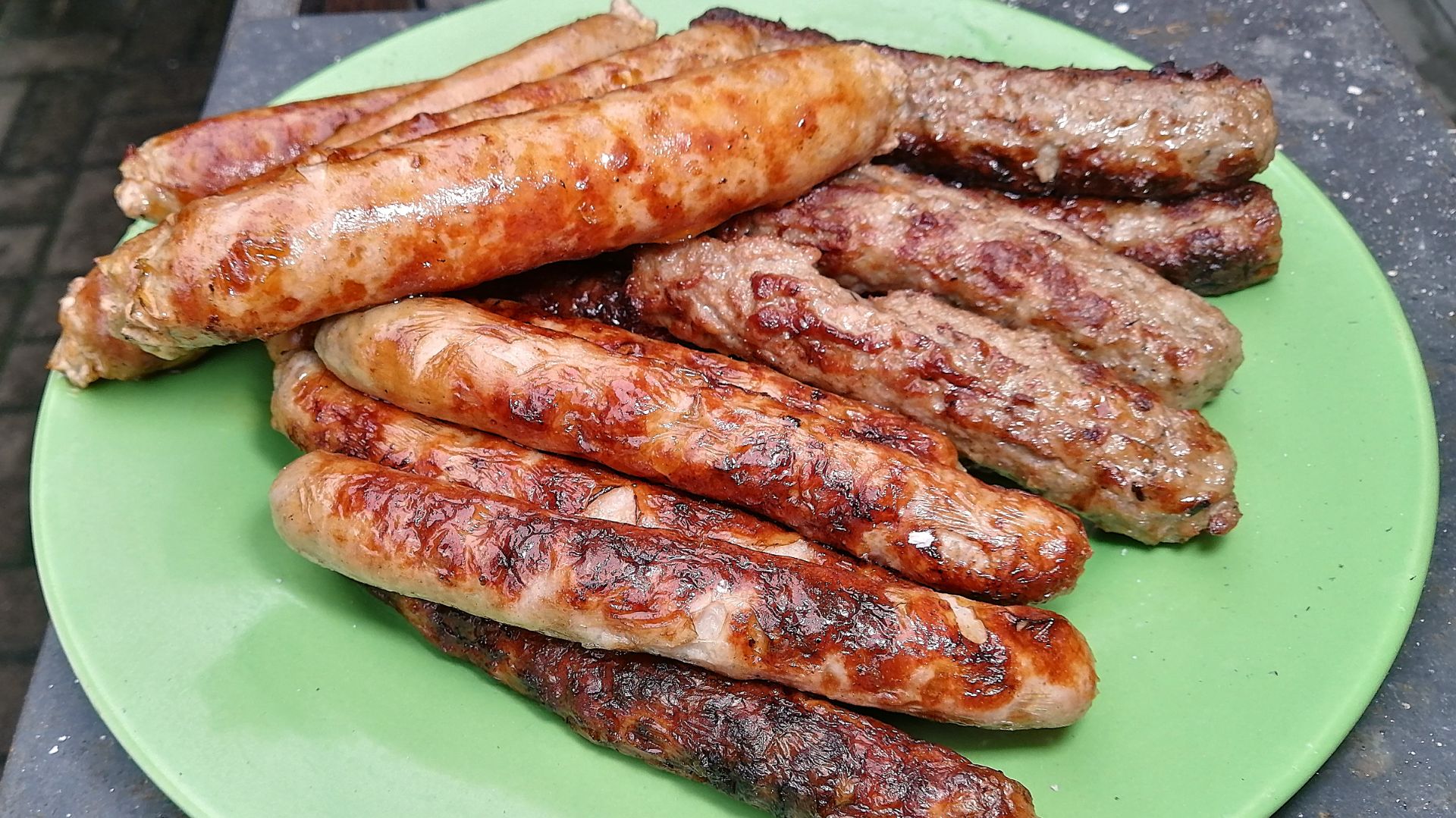 Декабрьские колбаски на гриле. смотреть онлайн