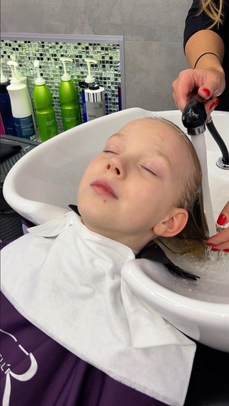 МОЙ ПЕРВЫЙ ПОХОД В САЛОН КРАСОТЫ! 🎀 смотреть онлайн