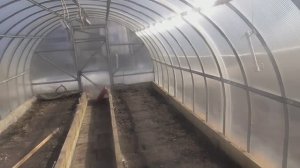 Грунт прогрелся за 3 дня! Обзор теплицы для ранней посадки томатов в Сибири. 28 марта 2023 года.