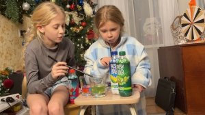 Беата и Ника пробуют и угадывают напитки