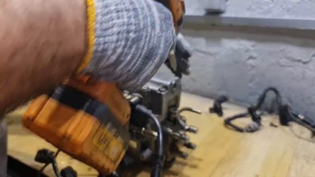 Паджеро 3 4м41 не запускается двигатель без полностью выжатой педали газа.