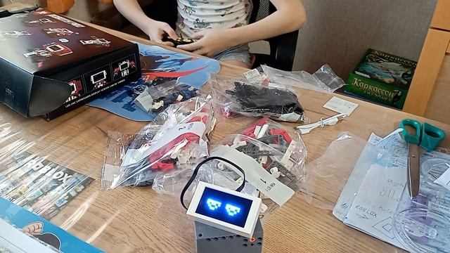 Сборка модели A. Game Console Robot из подарочного конструктора ROBOTS PRO часть 2 смотреть онлайн