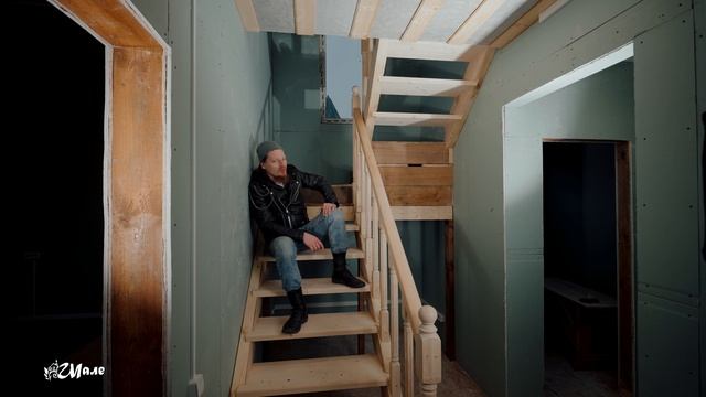 Путь наверх - лестница! Яков и тут найдет особенности и расскажет о них