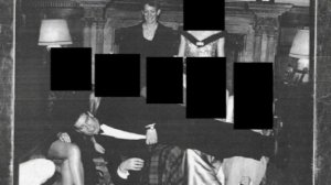 В деле Эпштейна нашли фото принца Эндрю, лежащего на коленях у женщин