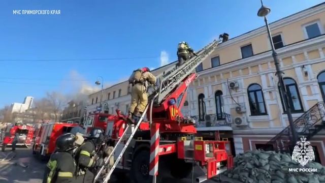 В центре Владивостока загорелось историческое здание смотреть онлайн