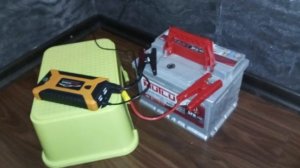 Зарядка автомобильного аккумулятора Mutlu пусковым устройством