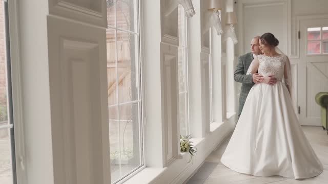 👀 Первый взгляд жениха на невесту — один из самых трогательных моментов смотреть онлайн