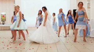 Невеста с подругами такие танцы разучили, и так исполнили, гостей на свадьбе восхитили, пляшут все