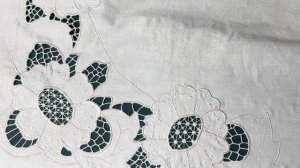 Скатерть с вышивкой в технике ришелье, хлопок 100%.