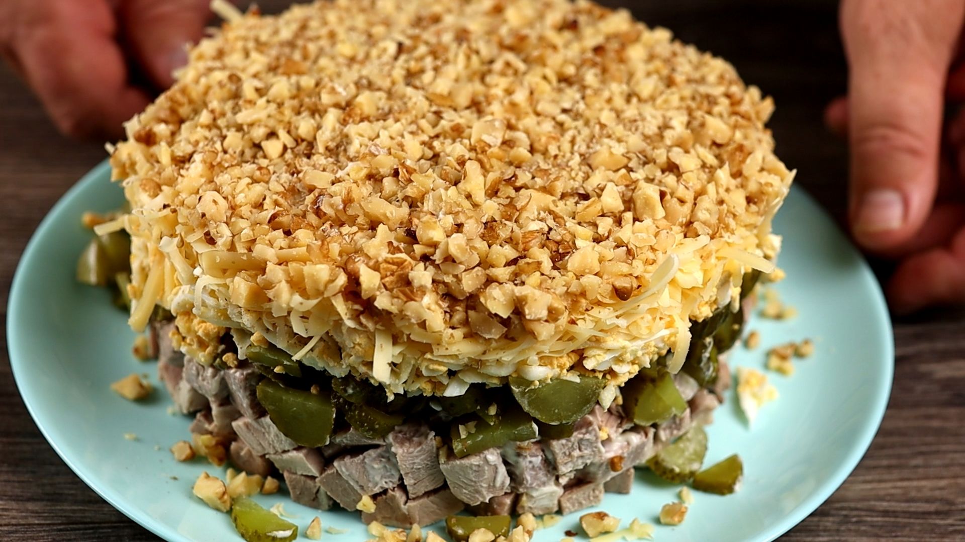 🥗 Салат «Принц» — слоёный салат с мясом, огурцами и орехами | Простой рецепт