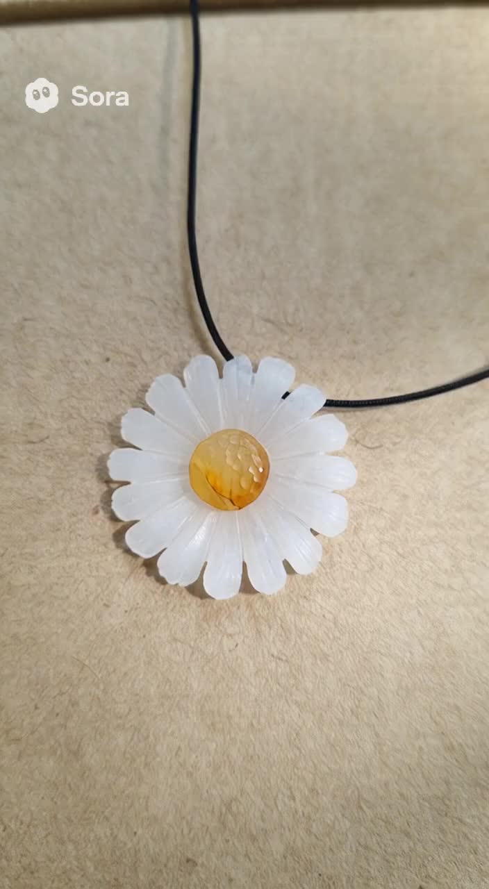 Кулон из белого нефрита "Ромашка" смотреть онлайн