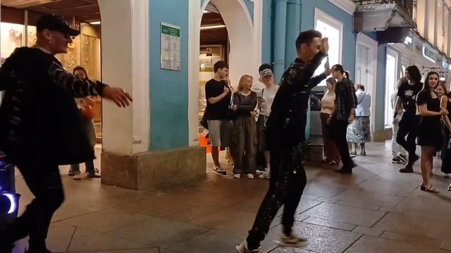 Танцор Майкл танцует с Сашей смотреть онлайн