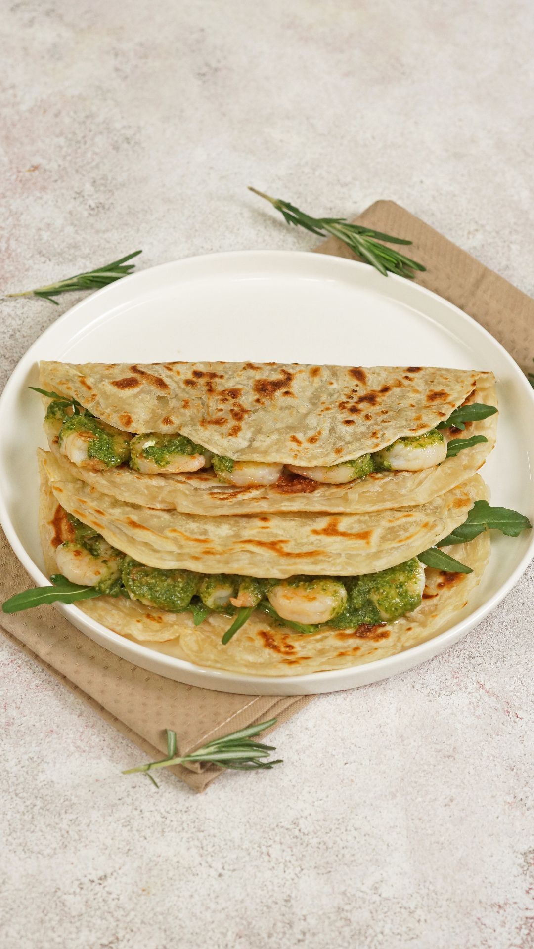 Лепешки Роти Парата. Готовим с креветками, творожным сыром и соусом Песто смотреть онлайн