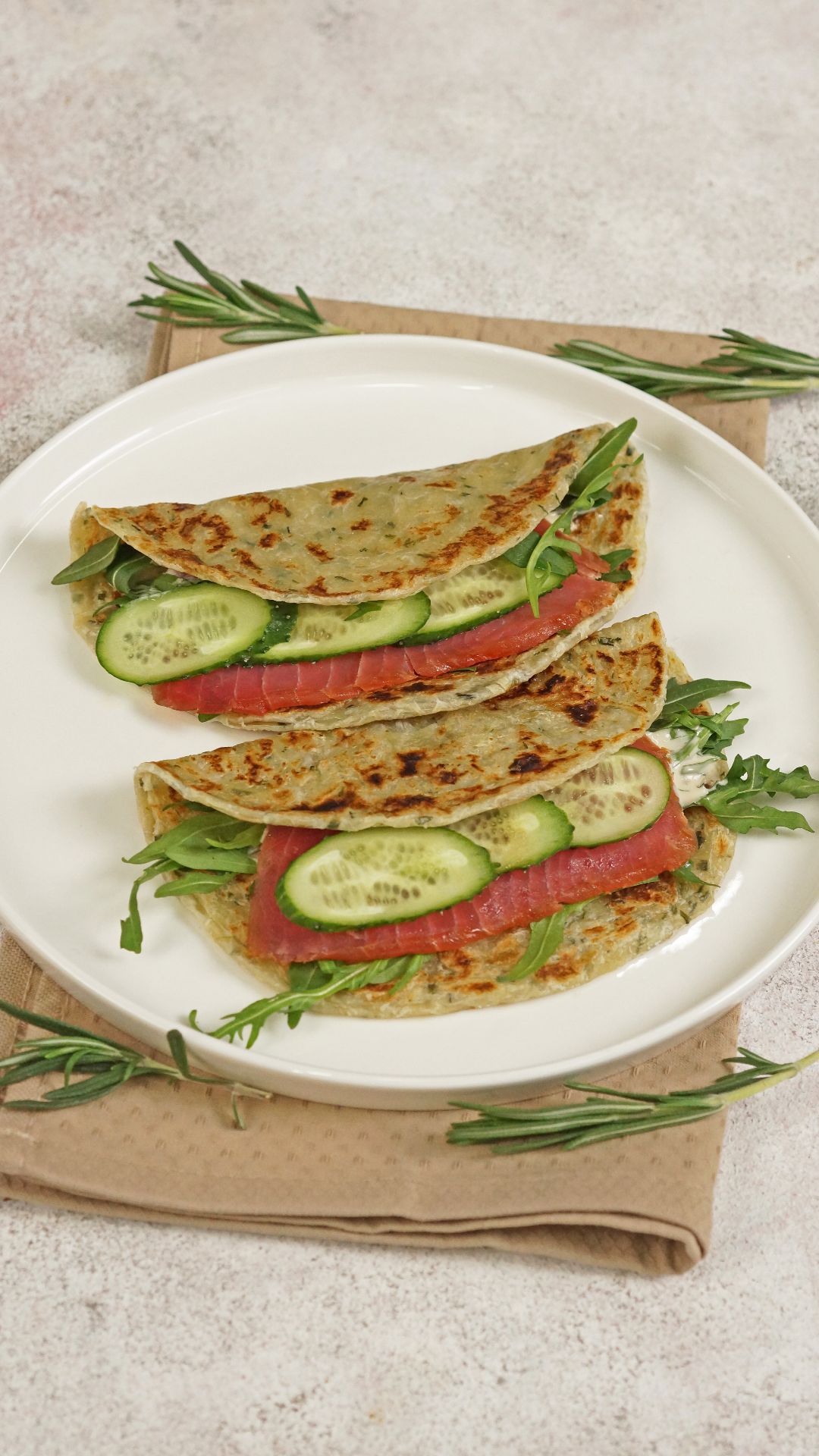 Лепешки Роти Парата с луком. Готовим с тунцом, ореховым соусом, рукколой и огурцом смотреть онлайн