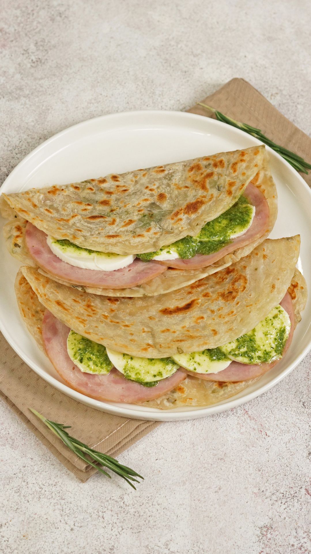 Лепешки Роти с зеленым луком. Готовим с моцареллой, ветчиной и соусом Песто смотреть онлайн