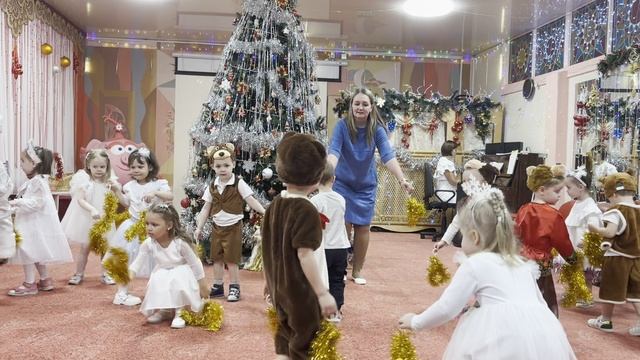 Танец "Золотая мишура" ( Л. Быкадорова) Группа №12 "Цветики-семицветики" смотреть онлайн
