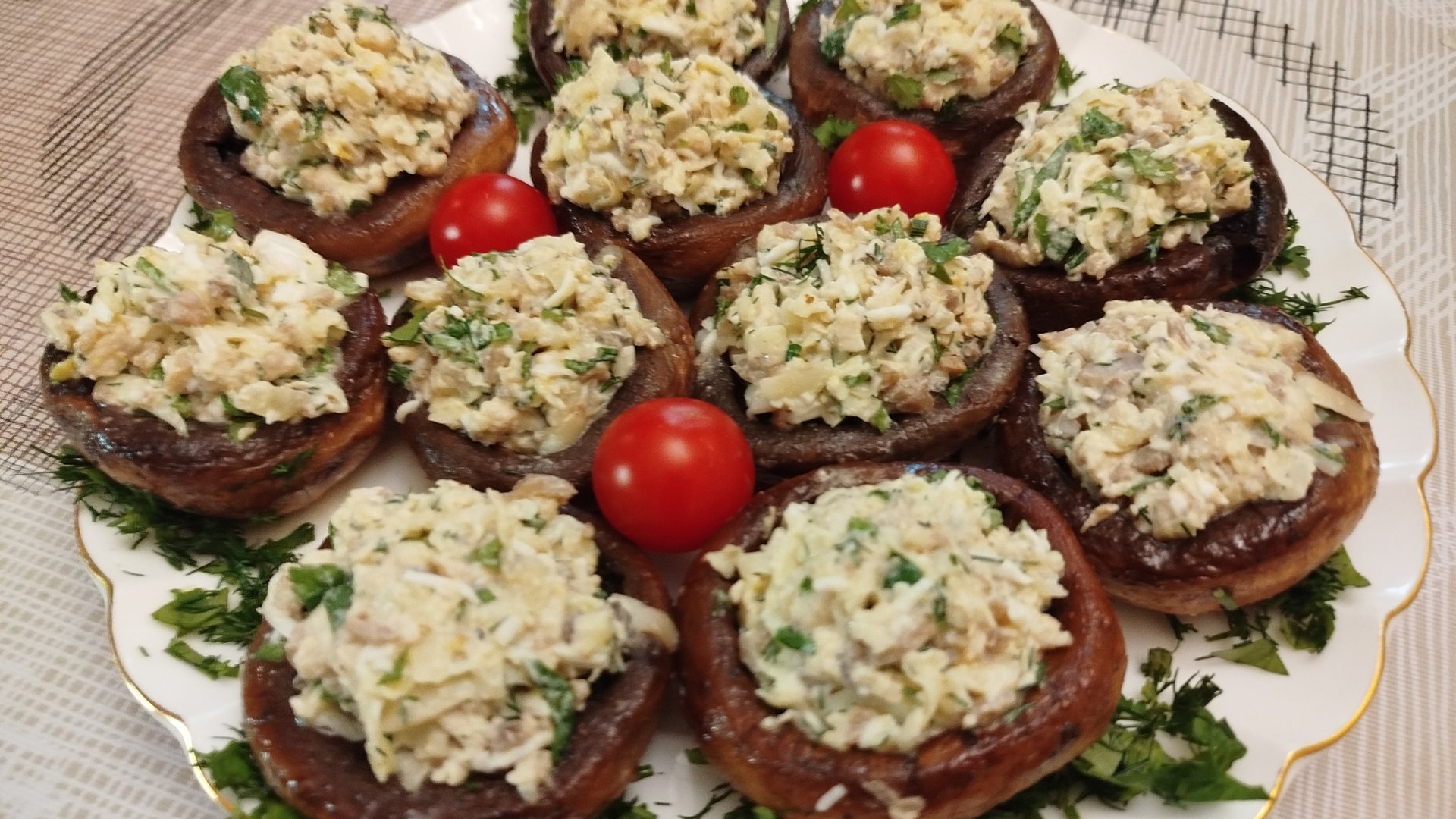 Фаршированные шампиньоны, но не запечённые. Вкуснейшее предновогоднее блюдо!