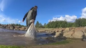 Рыбалка Мешками из под Сахара!Накинул на неё сетку и стал ждать утра,чтобы меньше рыпалась..