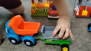 Играем в конструктор с Синим Трактором, здесь Три Кота и Грузовичок Лёва