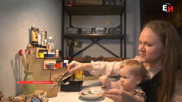 АНЖЕЛА БОБЫЛЕВА: МАСТЕРИЦА ИЗ ЛЕСОСИБИРСКА РАСПИСЫВАЕТ ДЕРЕВЯННЫЕ ПОДЕЛКИ смотреть онлайн