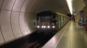 Метро в Москве красивая подборка прибытие и отправление поезда 81-717 станция Верхние Лихоборы