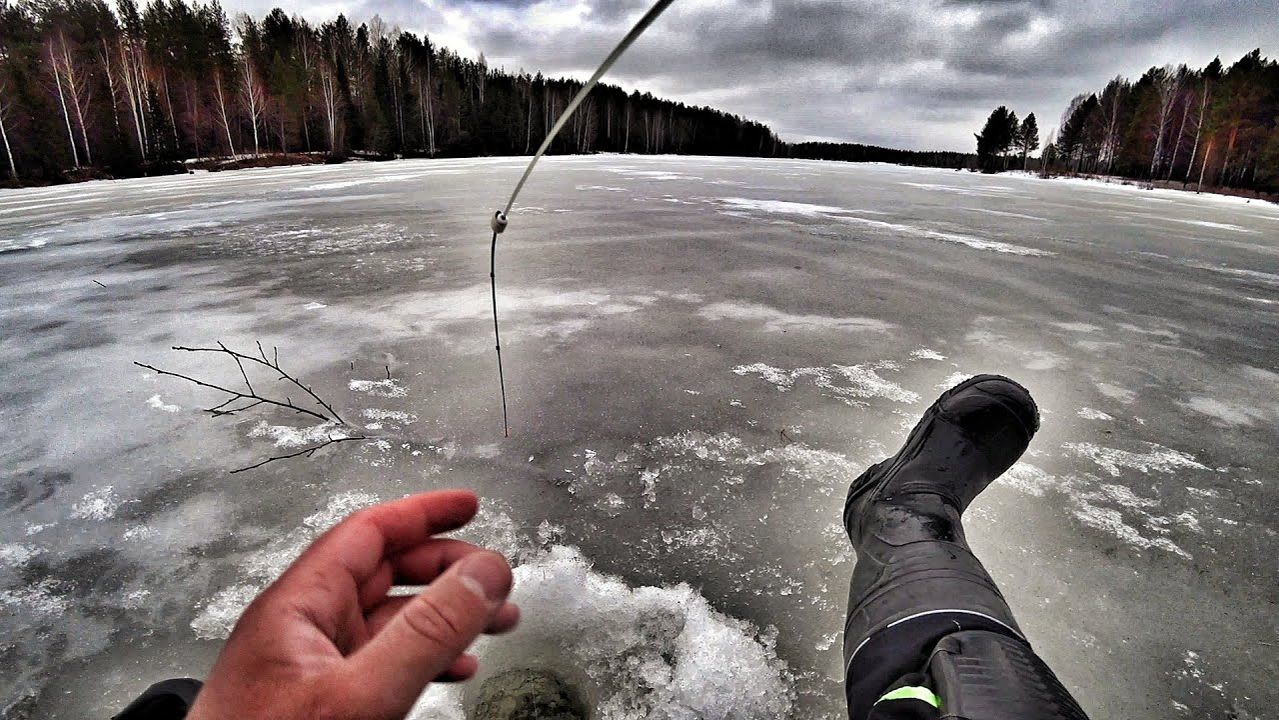 РАСКАЧАЛ ЛУНКУ! ОКУНИ НА КАЖДОЙ ПРОВОДКЕ. РЫБАЛКА НА БЕЗМОТЫЛКУ смотреть онлайн