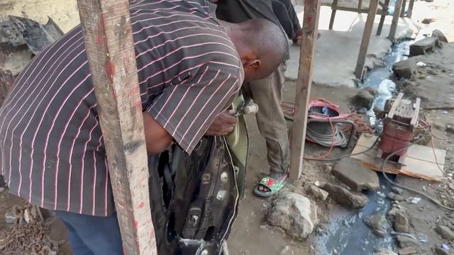 Африканский жестянщик. Ремонт кузовных деталей автомобиля смотреть онлайн