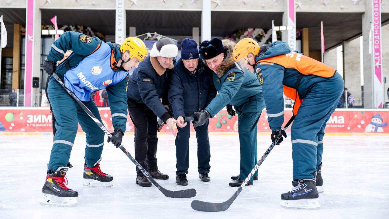 (12+) Спасатели на льду: в Мытищах прошел хоккейный матч между сотрудниками МЧС смотреть онлайн