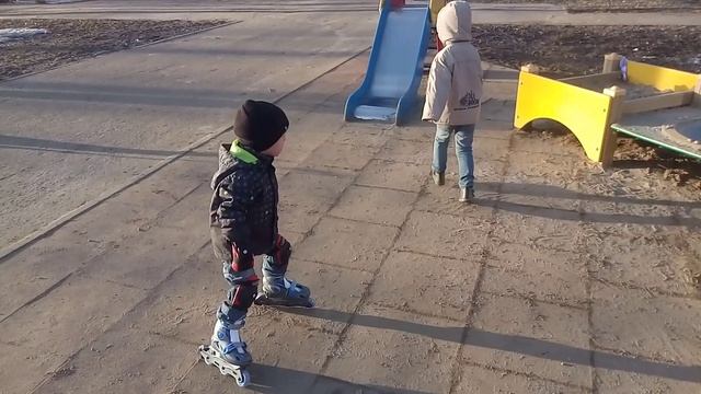 катаеться на роликах 2 годика.