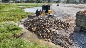 Потрясающая операция по преобразованию земли: Бульдозер толкает камень, самосвал разгружает камень.