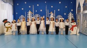 Белые снежинки кружатся с утра