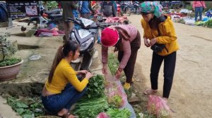 Дуонг собирает дикий лук , цветы папайи для продажи на рынке.