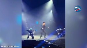 Подтанцовка будущего: роботы танцуют синхронно и делают сальто на выступлении китайского поп-певца