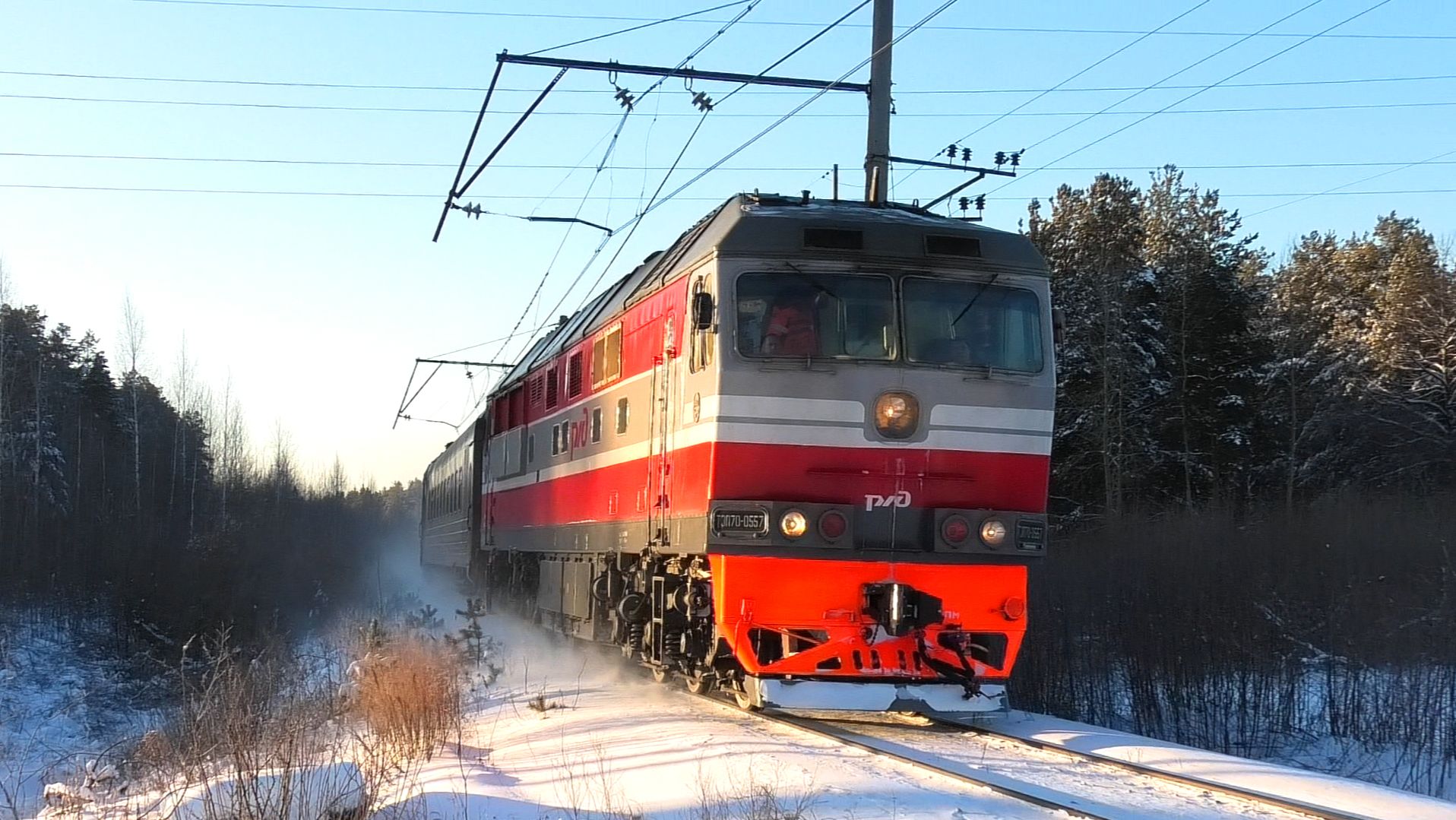 "Морозным утром" (-30°C). ТЭП70-0557 с пригородным поездом Екатеринбург-Пасс - Алапаевск смотреть онлайн