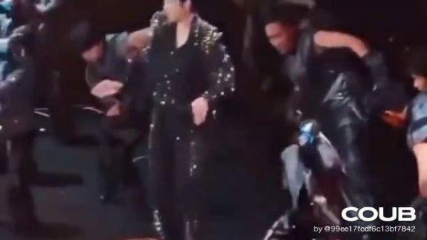 Танец роботов на концерте в Китае