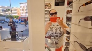 ПО ДЕРЕВНЕ В КЛАССНЫХ СОЛНЦЕЗАЩИТНЫХ ОЧКАХ