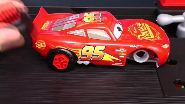 Toys from Cars 3 with Speaking Lightning McQueen смотреть онлайн