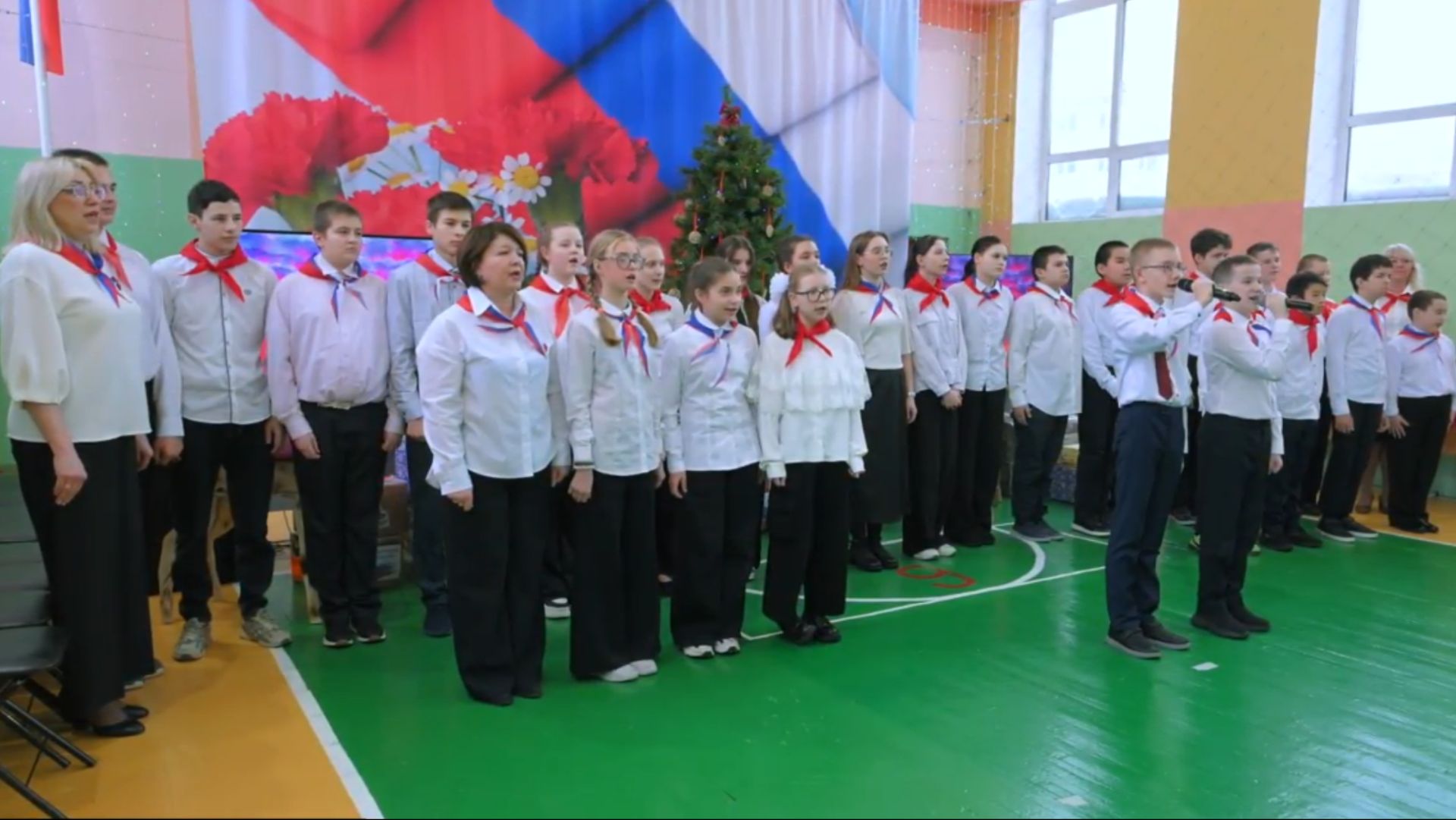 В Магаданском центре образования №1 открыли кабинет и парты в честь погибших участников СВО смотреть онлайн