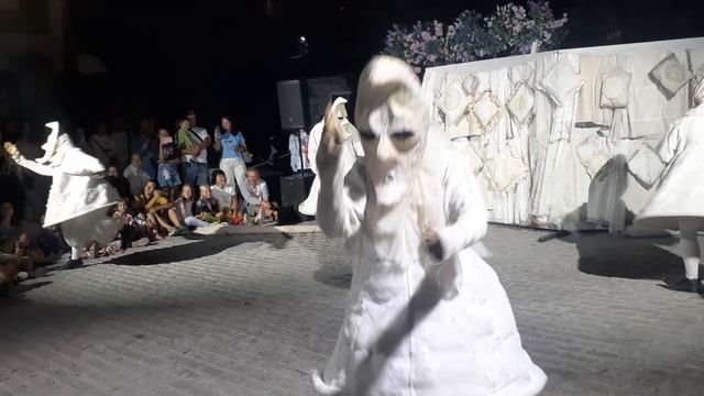 Выступление уличного театра "Танцующие куклы". Месяцы смотреть онлайн