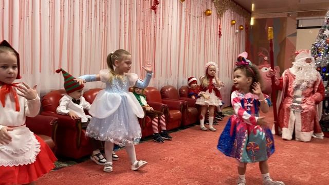 Танец девочек "Новогодние хлопушки". Группа №11 "Почемучки" смотреть онлайн