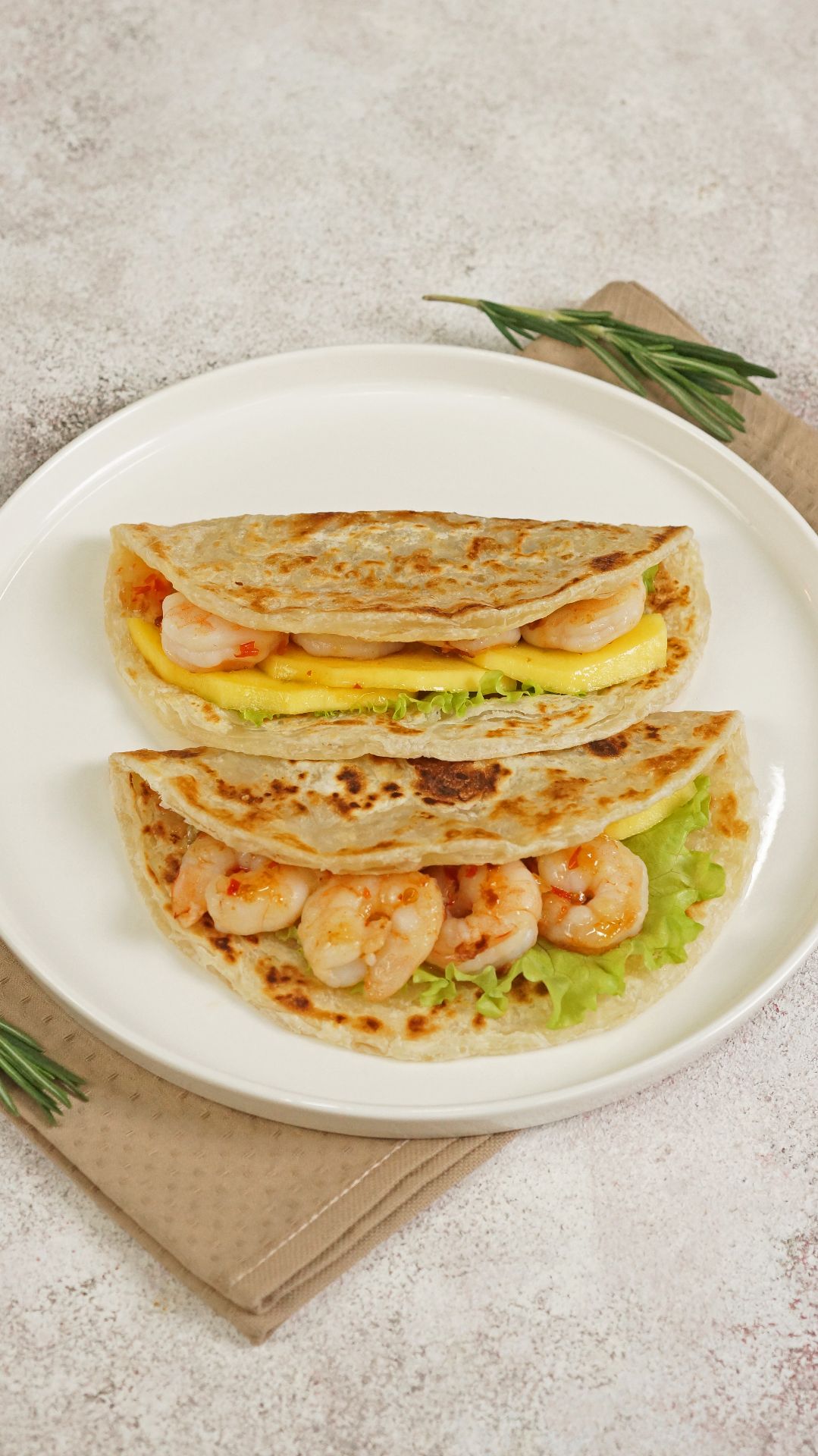 Лепешки Роти. Готовим с креветками, манго, салатом и соусом сладкий чили смотреть онлайн